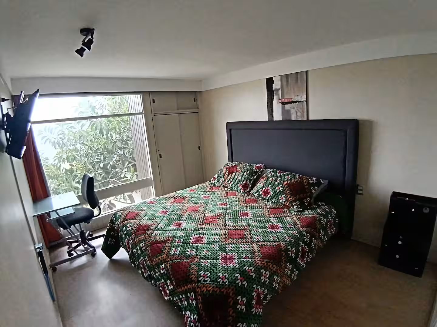 Habitación con cama King, escritorio y ventanal