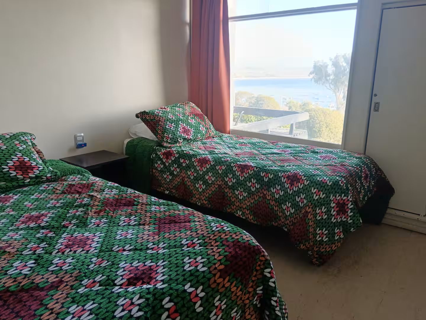 Habitación con dos camas singles y vista al mar