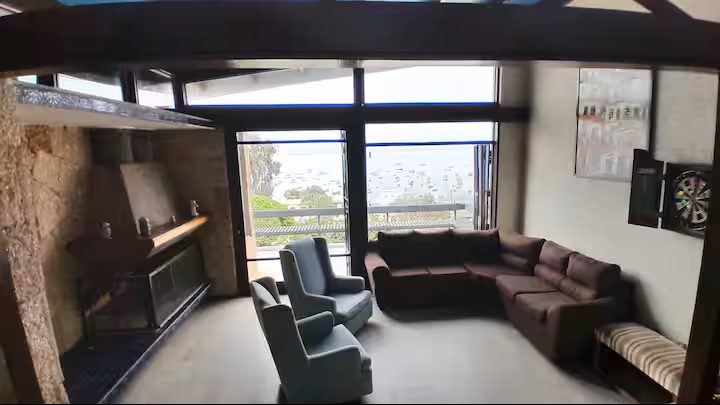 Living amplio de Casona Vasca con vista al mar y la bahía de Tongoy