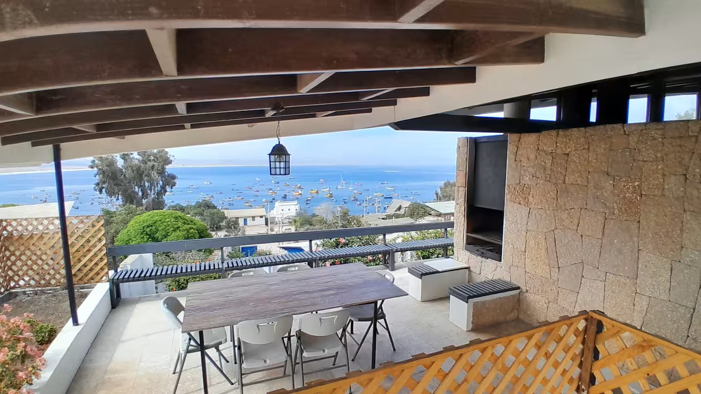 Terraza techada con quincho y vista al mar